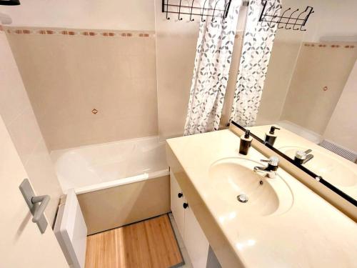 锡富尔勒普拉日Appartement Six-Fours-les-Plages, 2 pièces, 6 personnes - FR-1-316-323的白色的浴室设有水槽和淋浴。