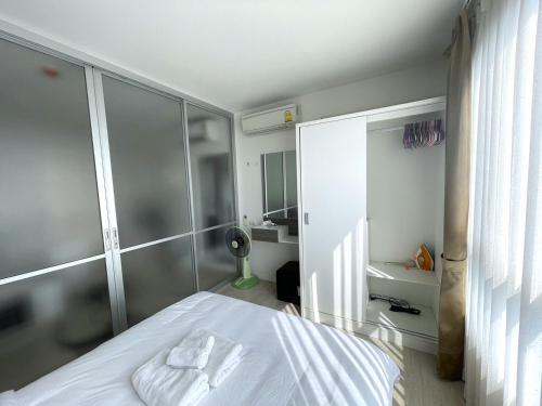 清迈Living like local in Chiangmai的卧室配有白色的床和窗户。