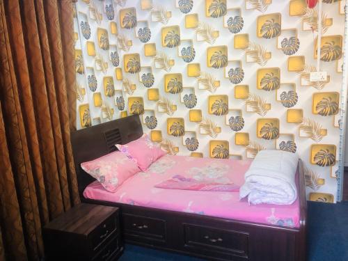BurhānilkanthaEleven Eleven 11:11的一间小卧室,配有粉红色的床和墙壁