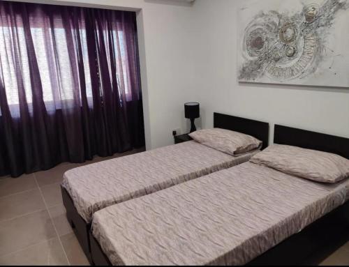 圣保罗湾城4 bedroom apt 5 mins away from beach and amenities的带窗户的客房内设有两张单人床。