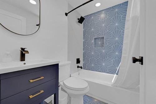 西棕榈滩Palm Wave Says - 5 min to Best Locations的浴室配有卫生间、盥洗盆和淋浴。