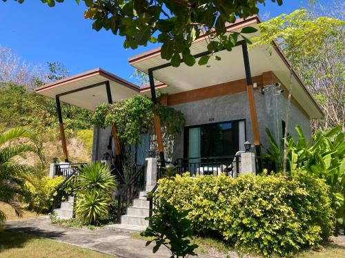 高兰Serene Lanta Resort的一个小房子,设有门廊和楼梯