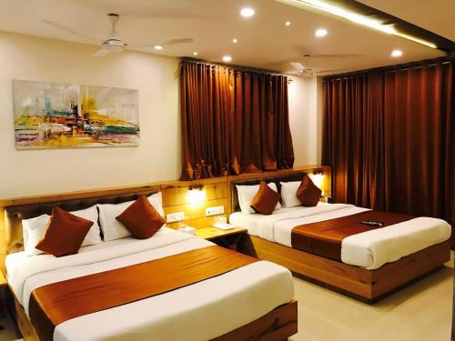 孟买Afra Dormitory For Female & Male 5 Min From Airport的酒店客房,设有两张床和窗帘