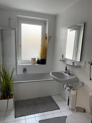 比勒费尔德Zimmer in der Altstadt的白色的浴室设有水槽和窗户。