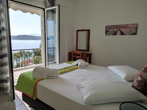 耶尼翁Korakias SeaView的一间卧室设有一张床,享有海景
