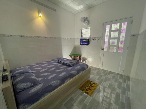 隆海Nhà nghỉ Thiên Thanh 1的一间卧室配有一张床和一盏灯
