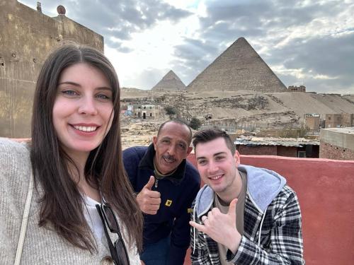 开罗Energy Of Pyramid Hotel的三人在金字塔前摆一张照片