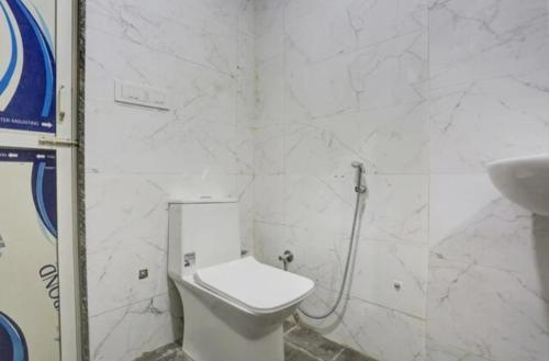 DahmiGAURA NITAI GUEST HOUSE的白色的浴室设有卫生间和水槽。
