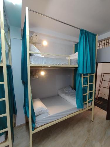 瓦拉纳西Ganga Putra Inn的双层床间 - 带两张双层床