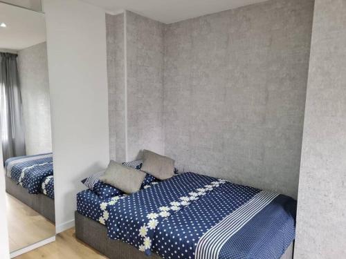 安特卫普ANTWERP Charming Studio的一间卧室配有两张带蓝白色床单的床