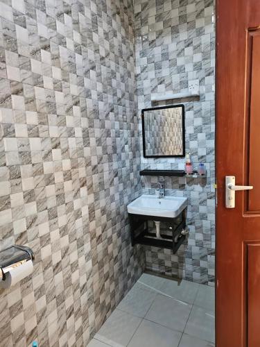 Boma la NgombeB-MORE COMFORT STAY的一间带水槽和镜子的浴室