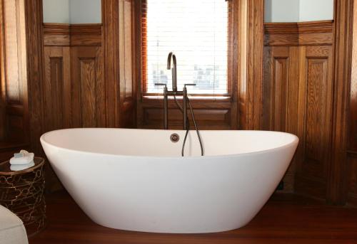 博福特Anchorage 1770的窗户客房内的白色浴缸