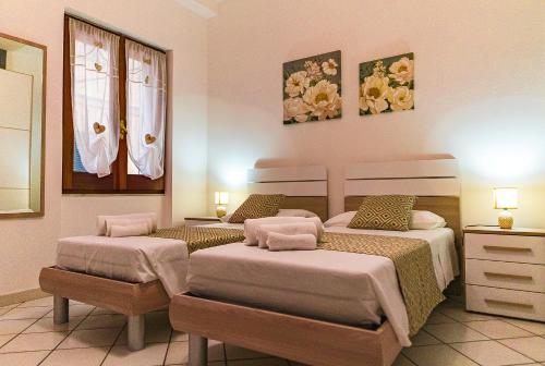阿尔盖罗Casa del Campanil的一间卧室,配有两张床
