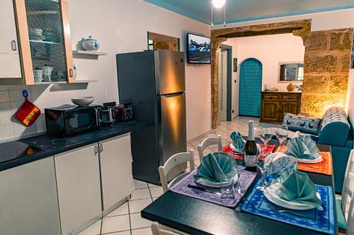 阿尔盖罗Casa del Campanil的厨房配有桌子和冰箱