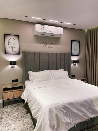延布أجنحة لافينا الخاصة的卧室配有一张白色大床和空调。