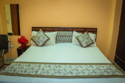 加济阿巴德Madhav palace的卧室内的一张带枕头的大床