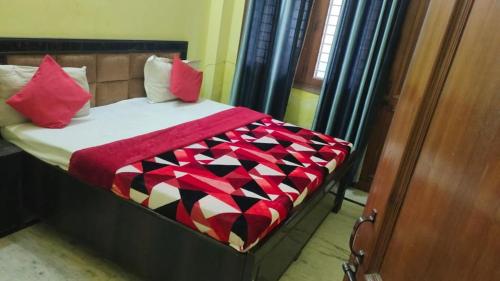 加济阿巴德Madhav palace的床上有红黑毯子