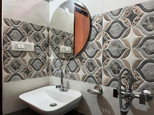 GondlaSNOWFLAKE Homestay的一间带水槽和镜子的浴室