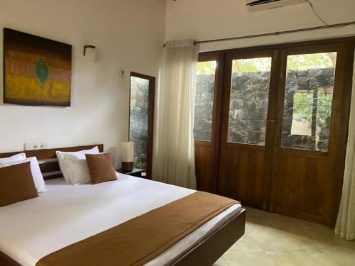 阿努拉德普勒特温布洛克斯自然度假屋的一间卧室设有一张大床和一个窗户。