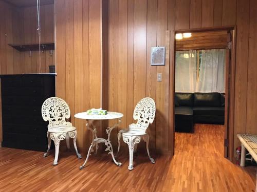 北轻井泽Mori no Komei campsite - Vacation STAY 04499v的房间里的两张椅子和一张桌子