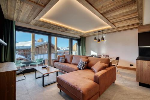 蒙特瓦勒赞Lodge des Glaciers的客厅配有沙发和桌子