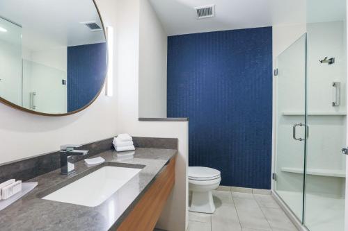 马凯特Fairfield Inn & Suites Marquette的一间带水槽、卫生间和镜子的浴室