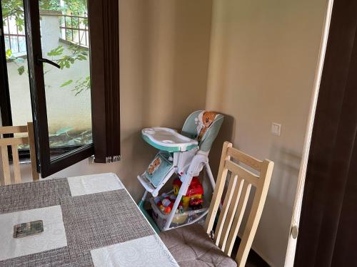 辛尼莫雷特Villa Dimi的婴儿推车坐在桌子旁,放在一个房间里