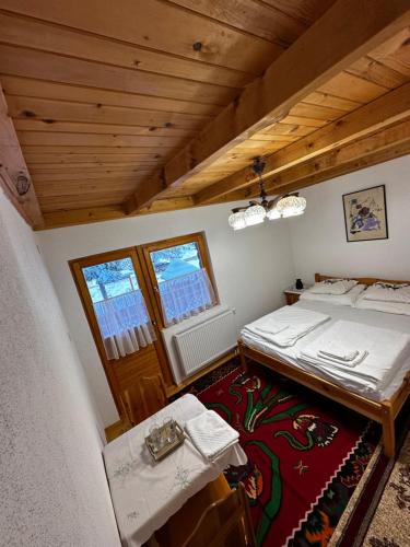 VarešMrestilište Vareš的小房间设有两张床和一张桌子