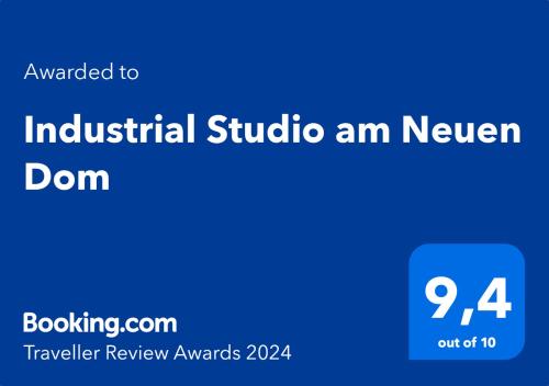 林茨Industrial Studio am Neuen Dom的蓝色矩形与工业用子音的字样
