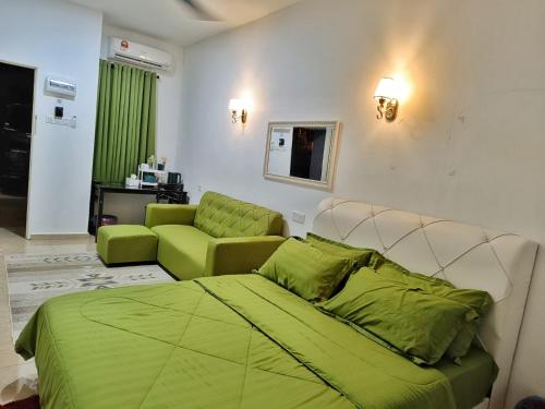 波德申PD ROOM STAY的一间卧室配有绿色的床和沙发