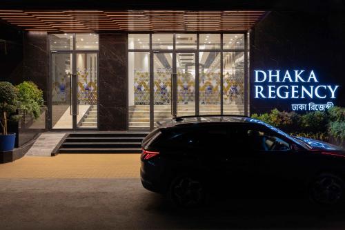 达卡达卡摄政大酒店＆度假村的停在商店前的一辆黑色汽车