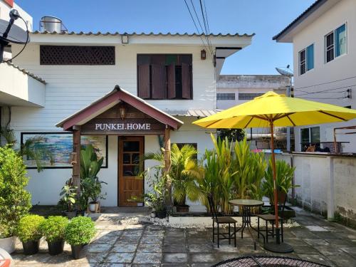 清迈Punkei home-Chiang Mai Center Near Sunday Market的屋前带雨伞的桌子