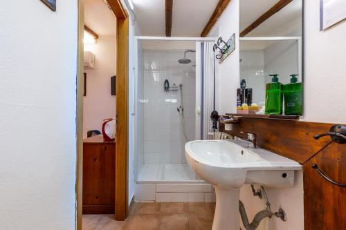 阿格里真托圣马可住宿加早餐别墅酒店的浴室配有白色水槽和淋浴。