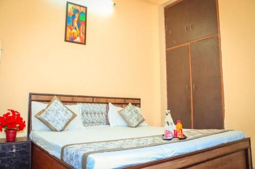 加济阿巴德Madhav Palace的一间卧室配有一张带木制床头板的床