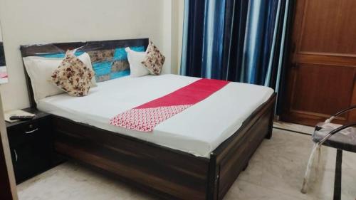 加济阿巴德Madhav Palace的一张位于房间的床,房间有防过敏