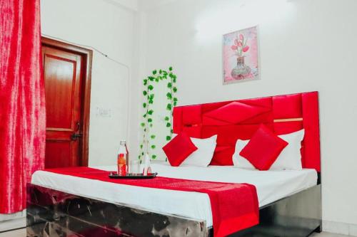 加济阿巴德Madhav Palace的一间卧室配有红色的床和红色床头板
