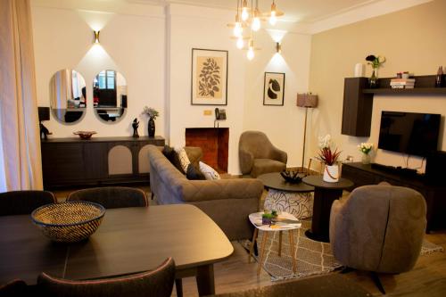 埃尔多雷特Blueberry Villas的客厅配有沙发和桌子
