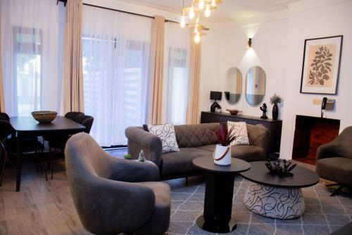 埃尔多雷特Blueberry Villas的客厅配有沙发、椅子和桌子