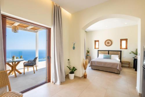 Kyra PanagiaMerTelia Luxury Villas的一间卧室配有一张床,享有海景