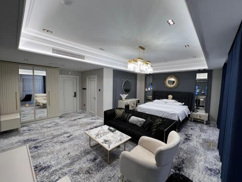 卡尔希苏丹酒店的一间大卧室,配有一张床和一张沙发