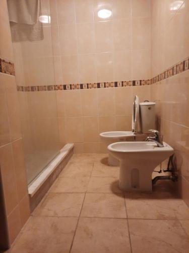 斯科普里Penthouse的浴室配有卫生间、盥洗盆和浴缸。