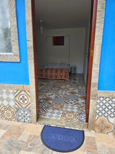 布希奥斯Pousada On Home的客房享有带一张床和瓷砖地板的客房的景致。