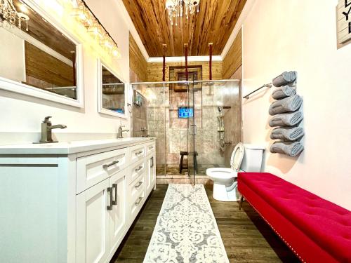 新奥尔良福丽迪乐斯住宿加早餐旅馆的浴室的淋浴前设有红色长椅