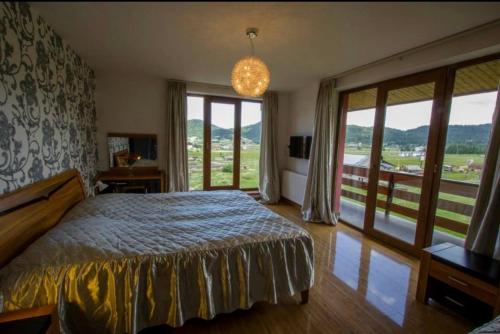 巴库里阿尼RED HOUSE的一间卧室设有一张床和一个大窗户
