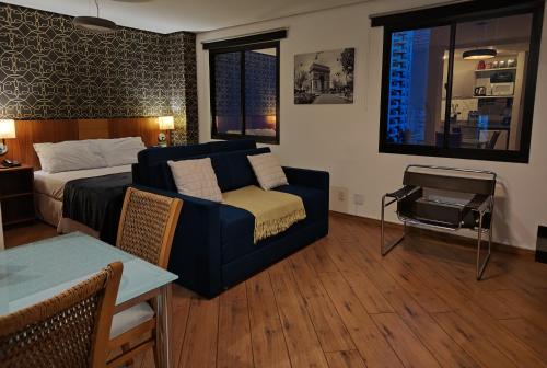 圣保罗São Paulo Mercure Moema Times Square - Flat DIAMOND的客厅配有沙发、床和钢琴