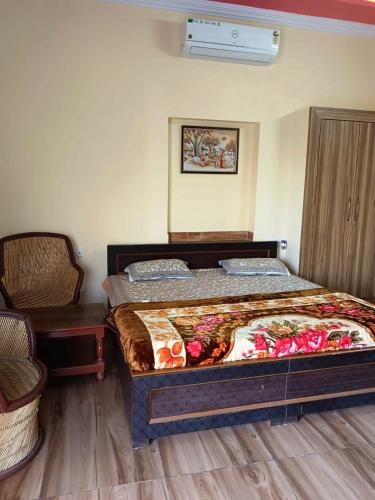 布什格尔Hotel Yuvraj Nature and Restaurant的卧室配有一张床
