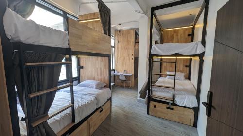 曼谷Urban Jungle Hostel的带镜子的客房内的两张双层床