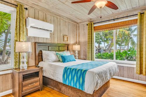 马拉松皮普船长的海洋＆海德薇酒店的一间卧室配有一张床和吊扇