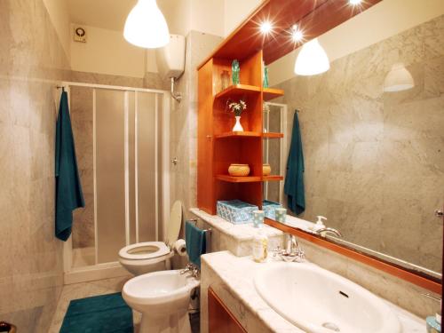 安德里亚派蒂特公寓的一间带水槽和卫生间的浴室