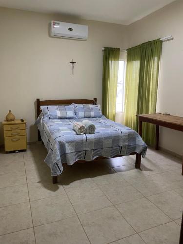 圣马特乌斯Espaço Verde的卧室配有一张墙壁上的横截床